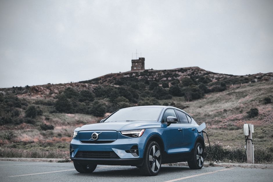 Compacte électrique en recharge rapide sur une aire d’autoroute européenne