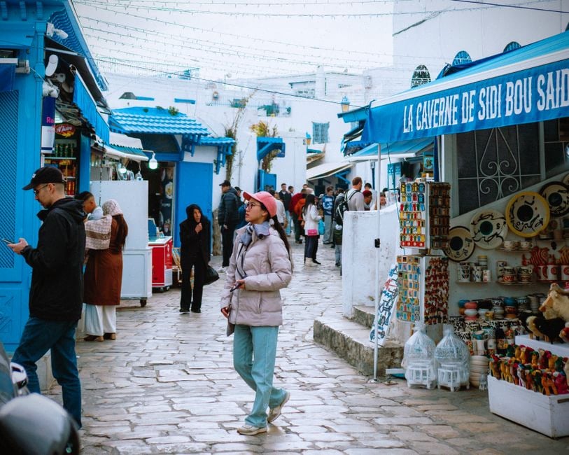 Habitants de Tunis consultant des informations sur les coupures électriques