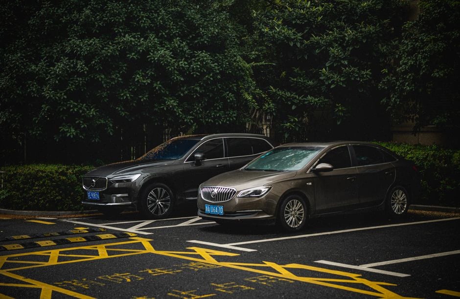 Acheteurs comparant le prix d’un VUS électrique compact en concession