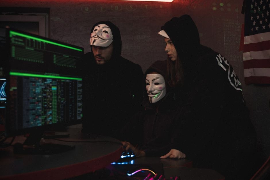 Équipe cybersécurité analysant des accès réseau après intrusion automatisée