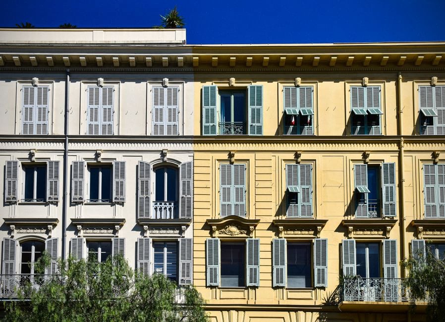 Acheteurs comparant les prix immobiliers avant une offre d’achat