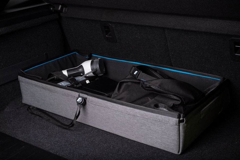 Coffre et frunk de citadine électrique avec câbles de recharge