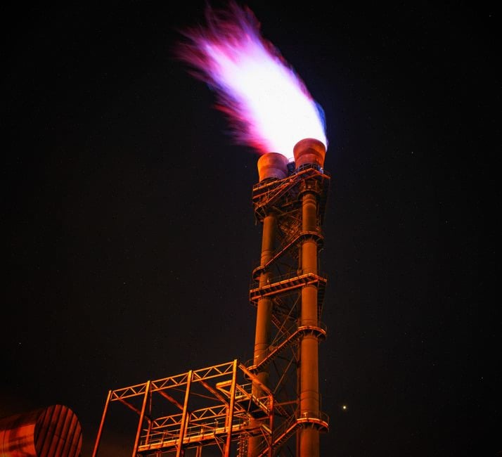 Techniciens contrôlant une installation de combustible MOX en laboratoire sécurisé