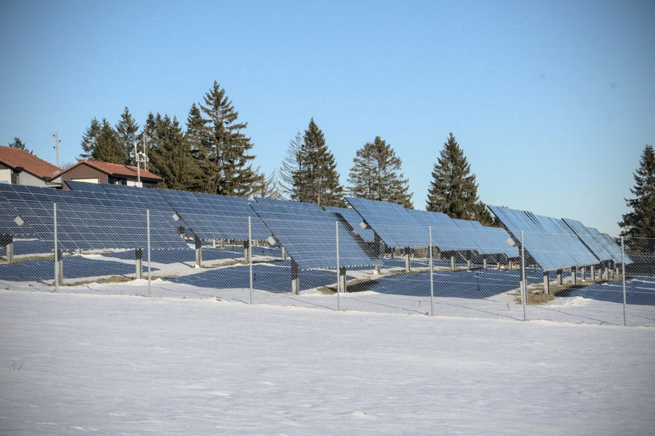 Panneaux photovoltaïques installés sur ancienne carrière à Courtenay