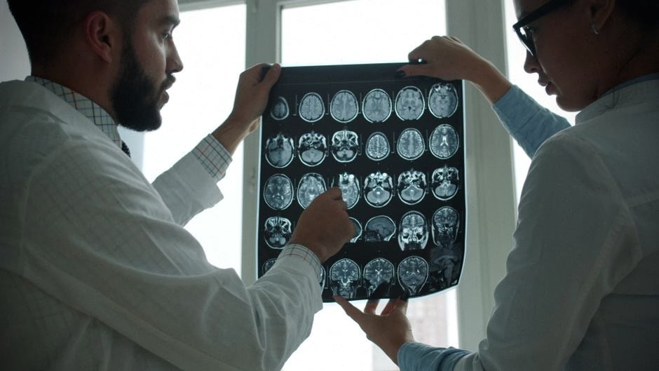 Experts juridiques examinant les règles européennes sur l’intelligence artificielle
