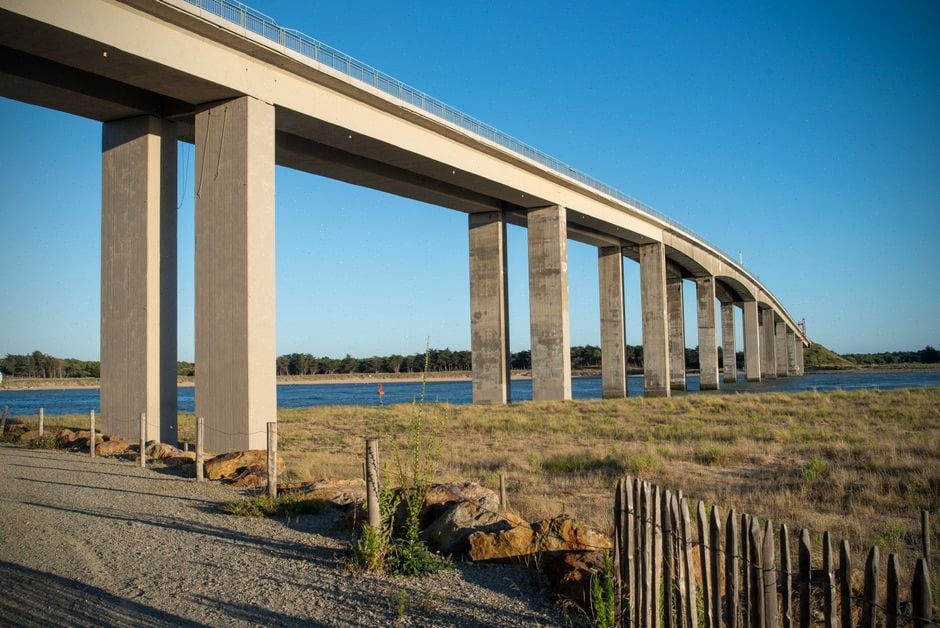 Centrale nucléaire EDF près d’un fleuve en période de canicule