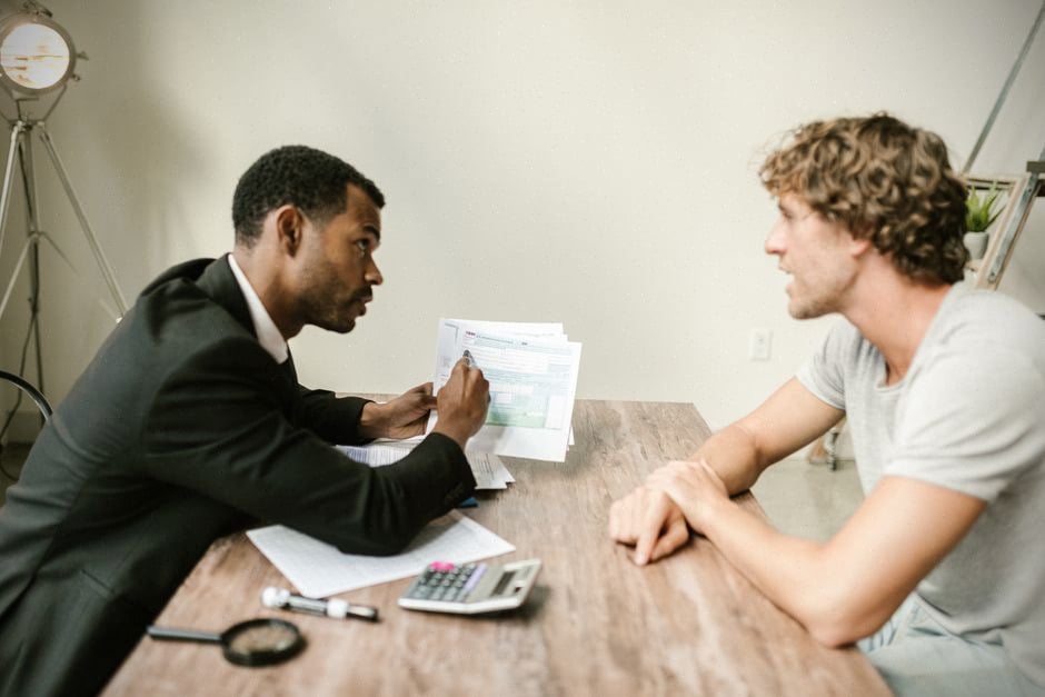 Courtier comparant des taux de crédit immobilier avec un acheteur