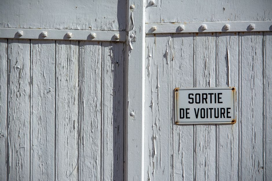 Recharge de voitures électriques dans un quartier résidentiel français