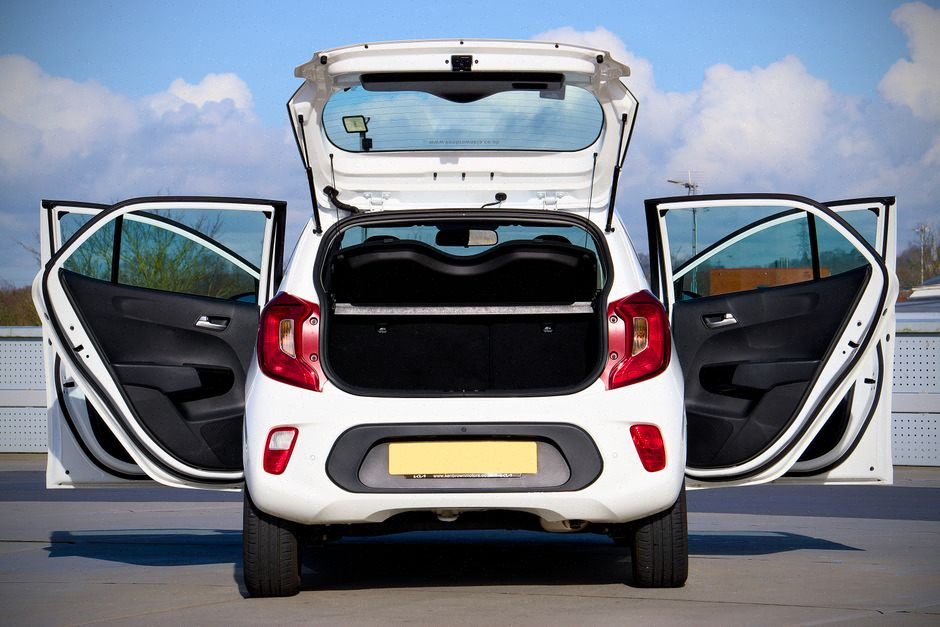 Coffre du Kia EV2 avec bagages et câble de recharge