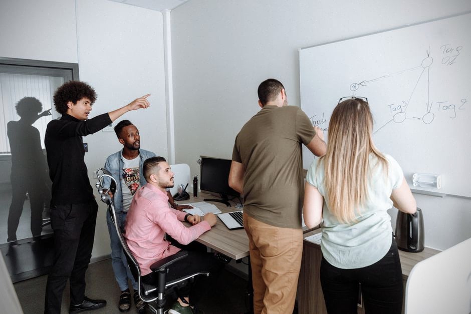 Équipe de modération analysant des contenus automatisés sur réseau professionnel