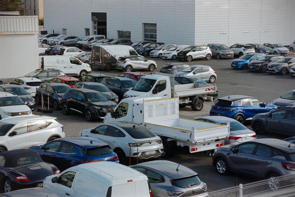 Concession automobile européenne présentant des voitures électriques neuves en 2026