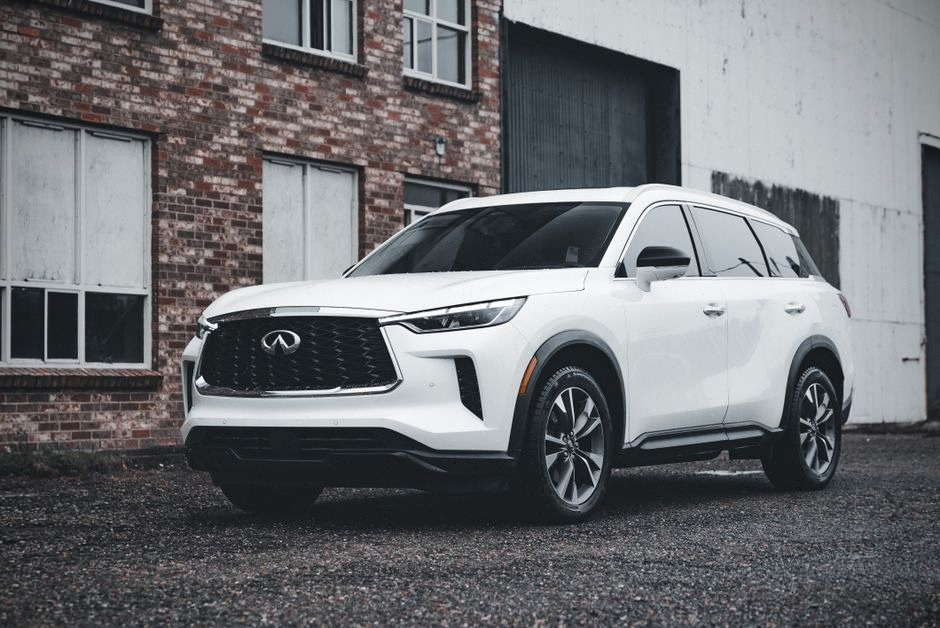 Grand SUV électrique Xpeng G9L dans un parking urbain moderne