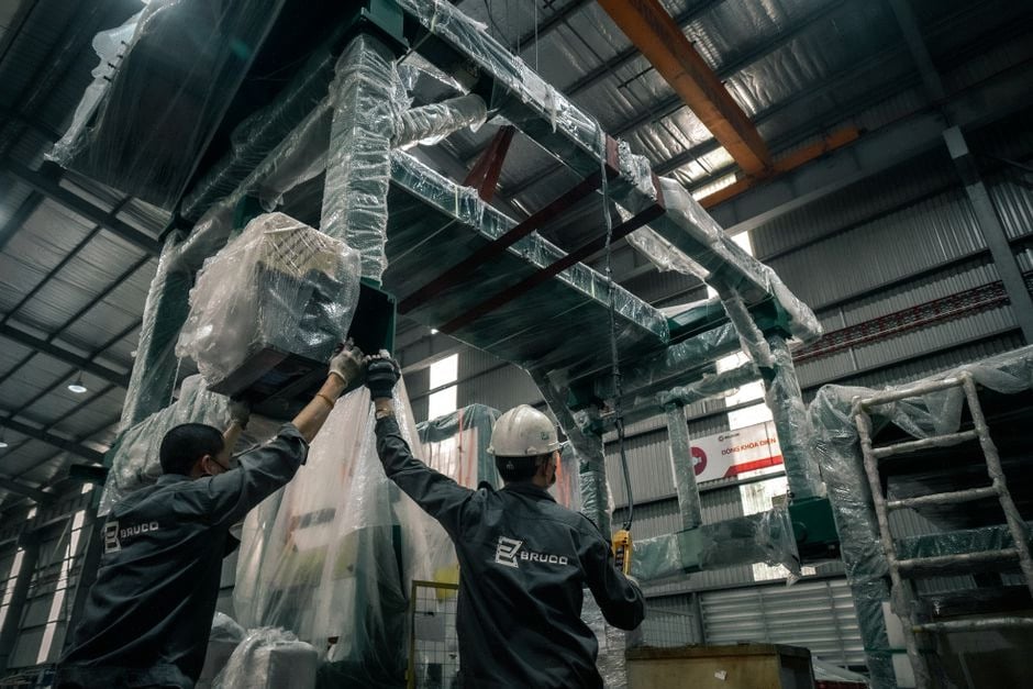 Contrôle qualité en usine pour voiture électrique vietnamienne