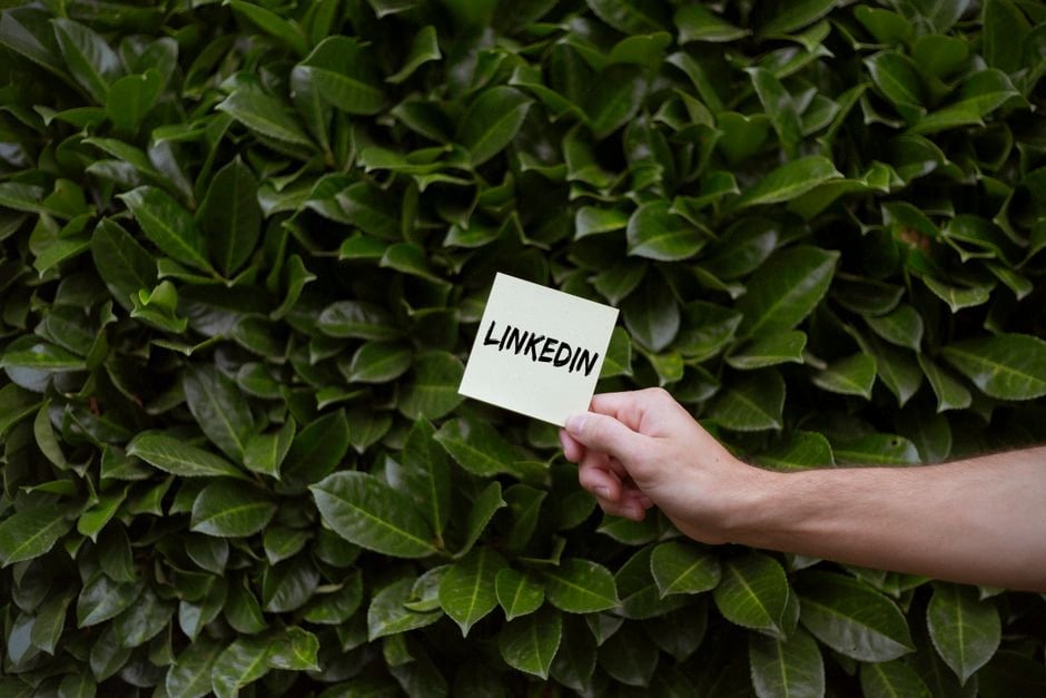 Utilisateur signalant un post LinkedIn jugé généré par intelligence artificielle