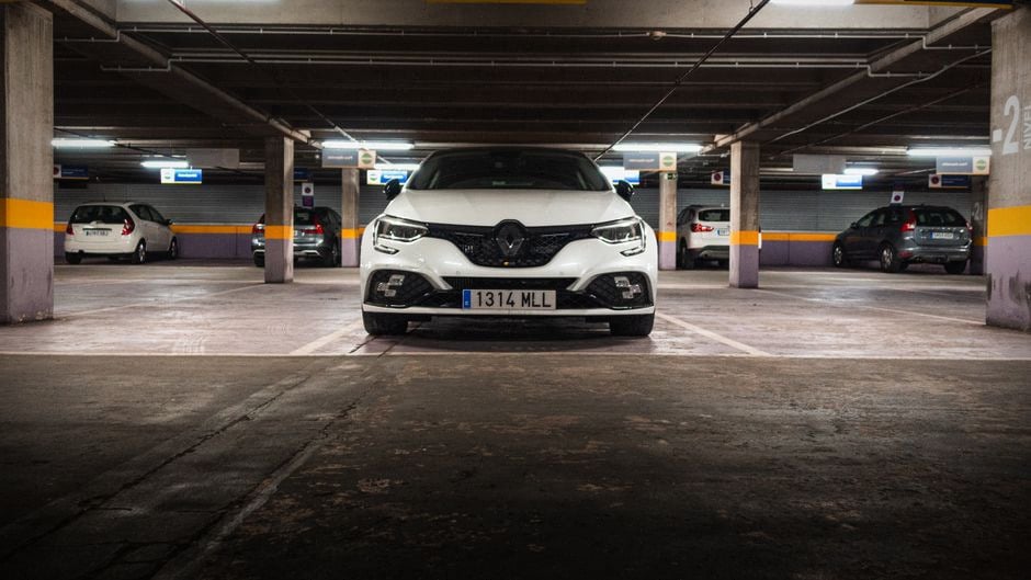 Renault 5 électrique en recharge dans un parking urbain moderne