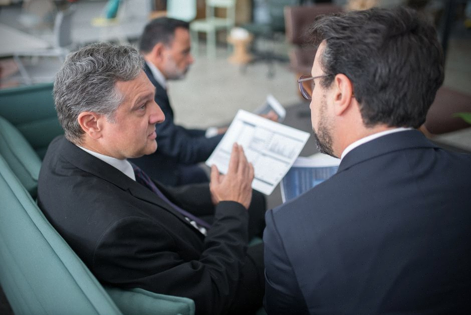Experts comparant les résultats EU MMLU dans un bureau européen