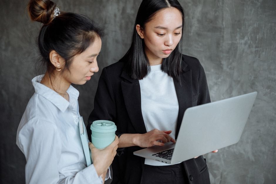 Journalistes vietnamiens analysant des données dans une rédaction moderne