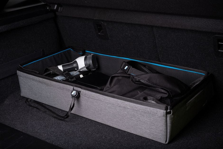 Coffre avant de voiture électrique utilisé pour ranger un câble