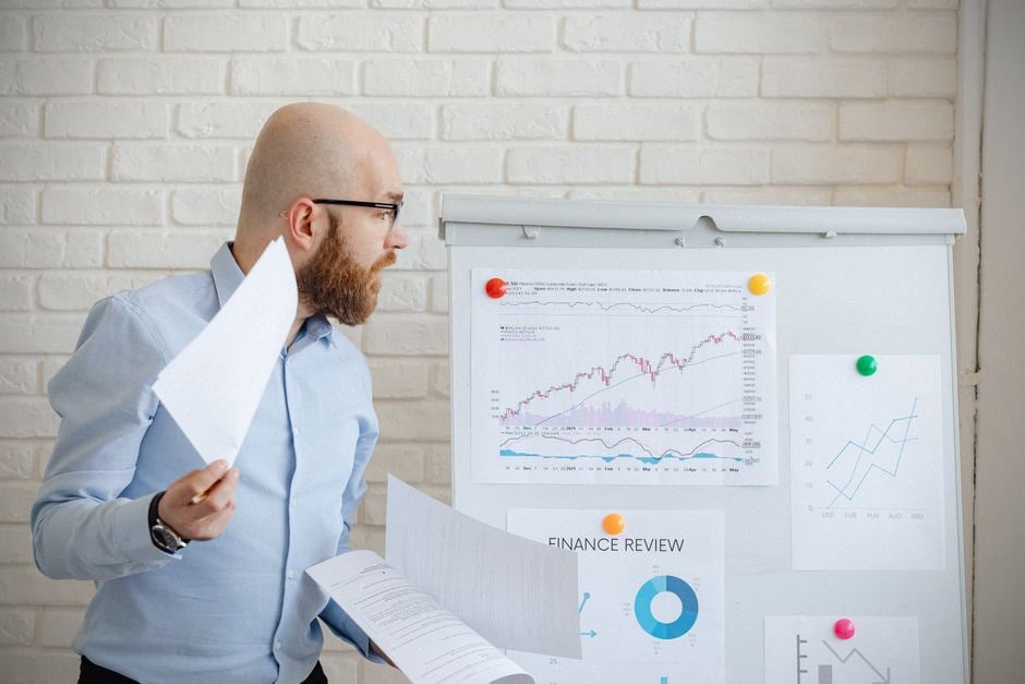 Analyste examinant les risques d’emploi liés à l’IA