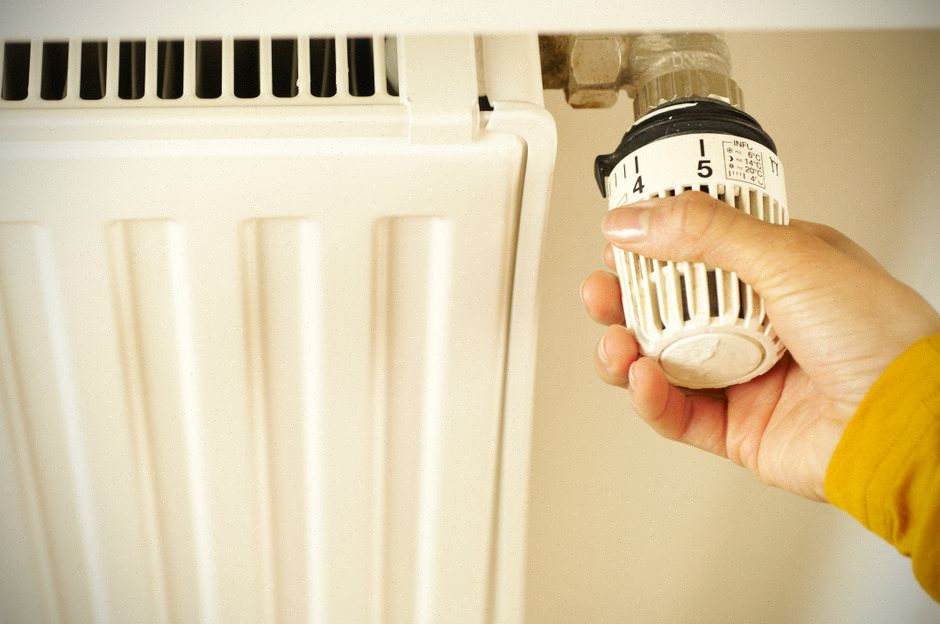 Réglage du thermostat dans un foyer chauffé au gaz en automne