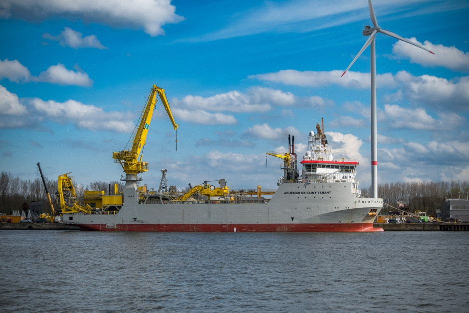 Salle de contrôle reliant éolien offshore et réseau haute tension