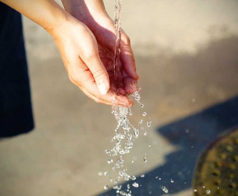 Techniciens vérifiant un puits solaire d’eau potable à Chmestar