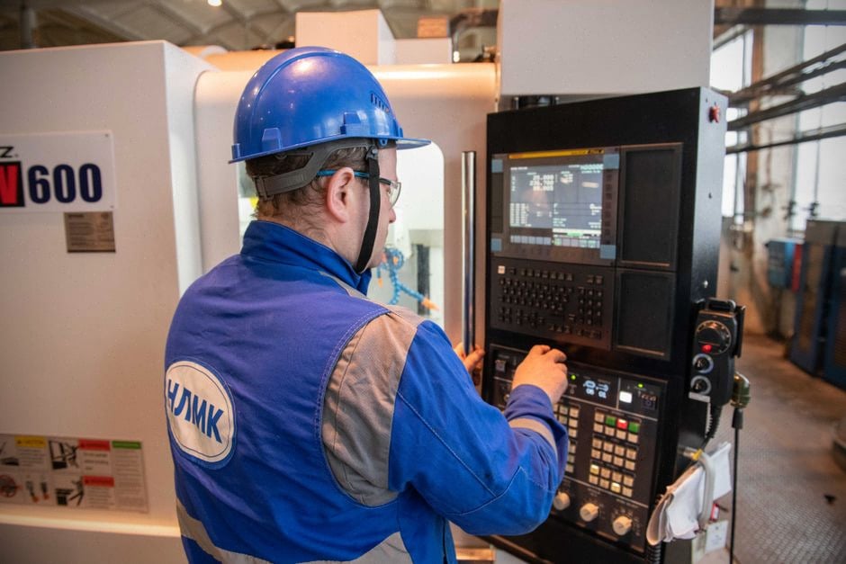 Technicien ASML contrôlant une machine EUV pour semi-conducteurs