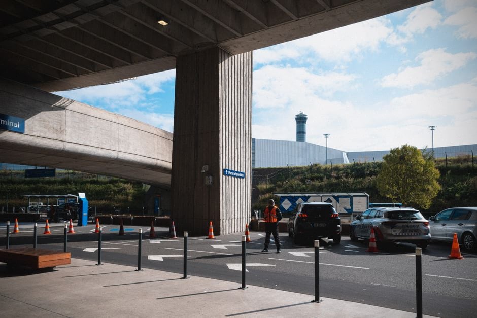 SUV électriques en recharge rapide sur une aire européenne