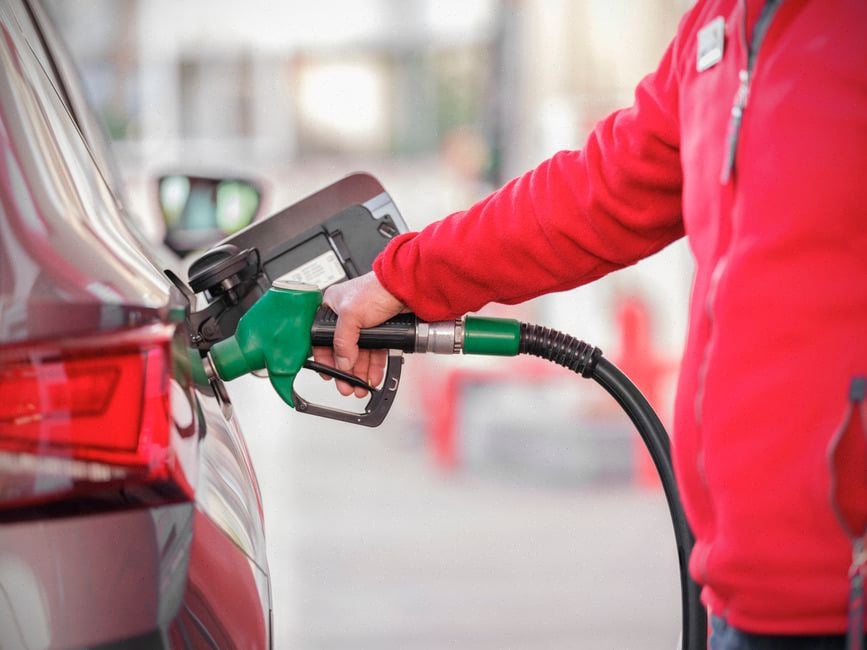 Automobilistes européens confrontés à la hausse des prix du carburant