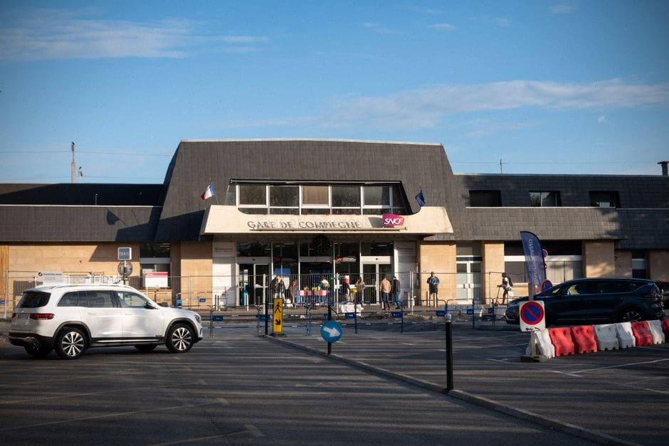 Habitants évacués accueillis dans une salle municipale après incendie