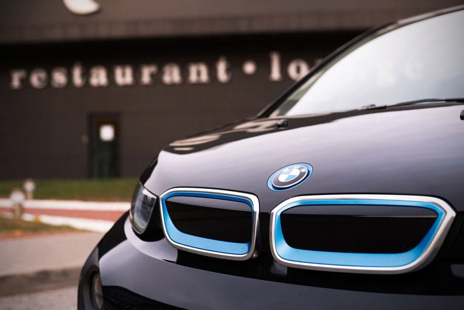 Livraison d’une BMW électrique dans un centre européen moderne