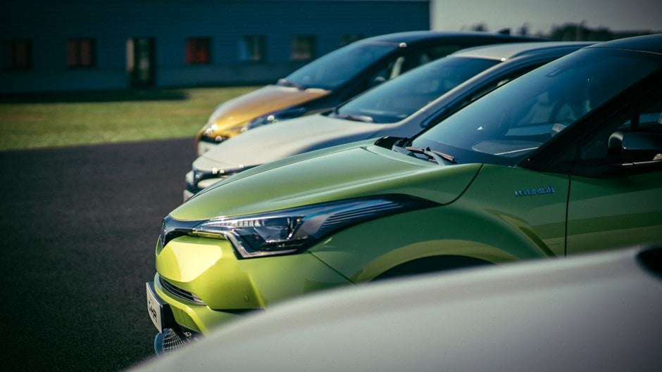 Citadine électrique et SUV familial dans une concession automobile française