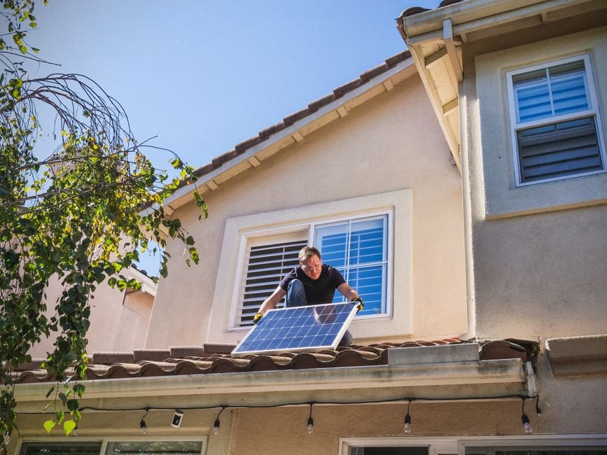 Installation électrique sécurisée pour kit solaire domestique en copropriété