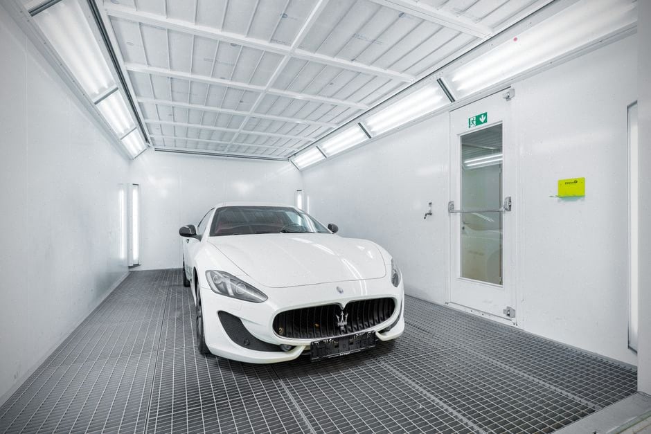 Mesure thermique de carrosseries noire et blanche au soleil