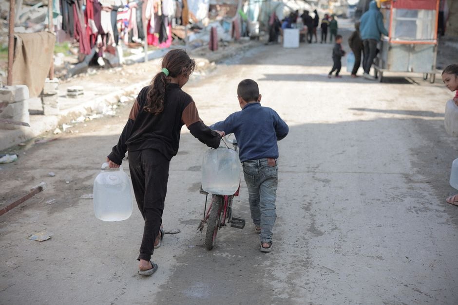 Habitants de la Békaa remplissant des bidons d’eau potable