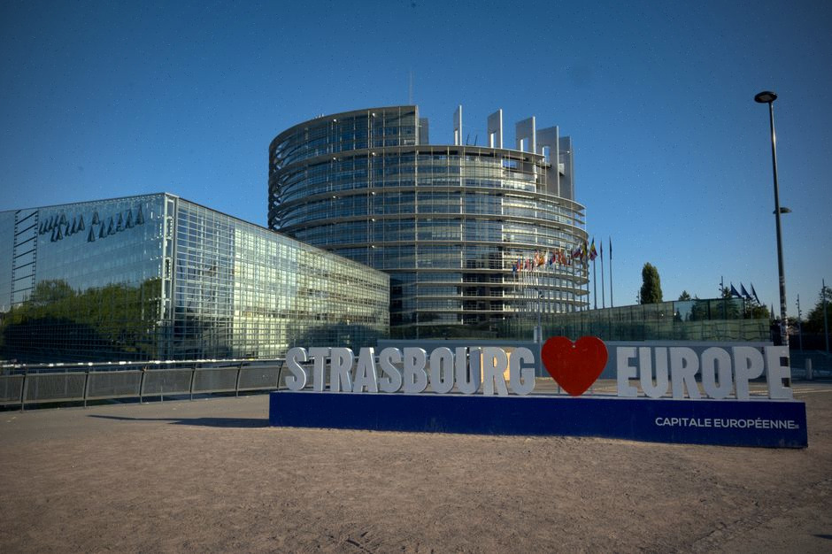 Économistes à Francfort devant une institution monétaire européenne moderne
