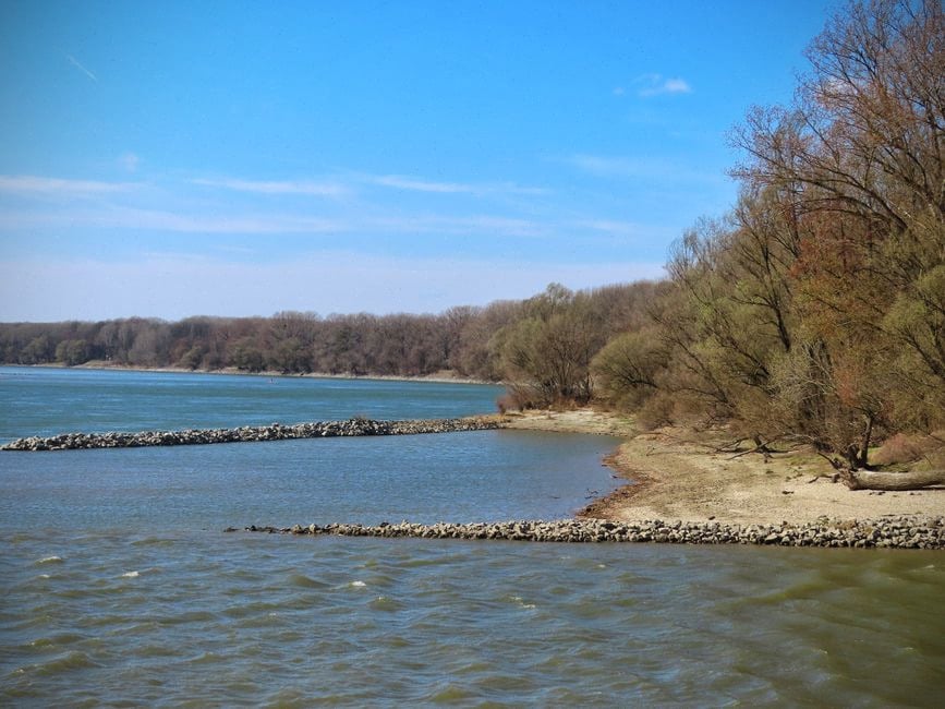 Niveau bas du Danube près de la centrale de Cernavodă