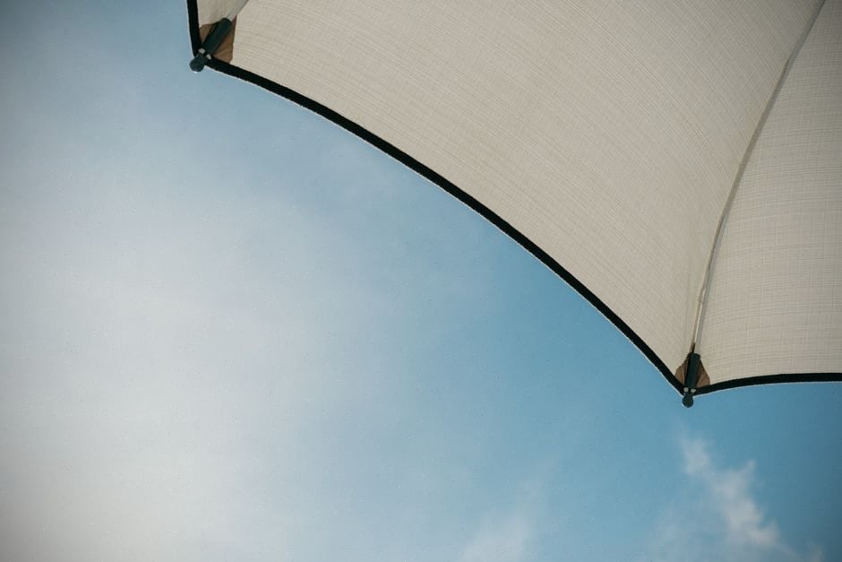 Cellules photovoltaïques souples intégrées dans un parapluie solaire