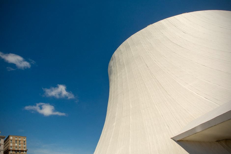 Opérateurs EDF surveillant les données de refroidissement du réacteur nucléaire