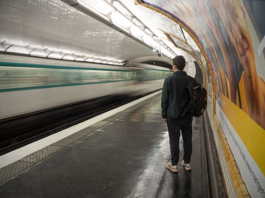Jeune actif confronté aux mutations de l’emploi par l’IA