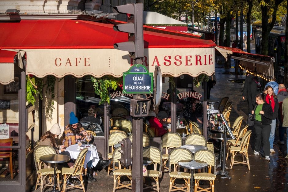 Panneau de signalisation endommagé près d’une terrasse de café