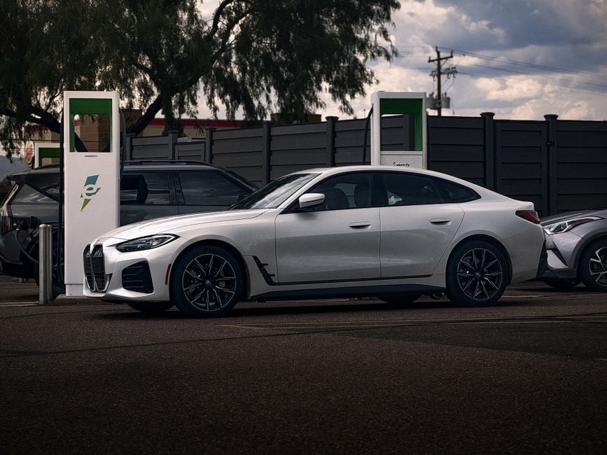 Recharge rapide en centre-ville avec voitures électriques modernes