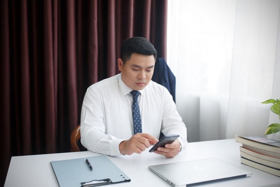 Juristes vietnamiens utilisant l’IA pour analyser des dossiers de justice