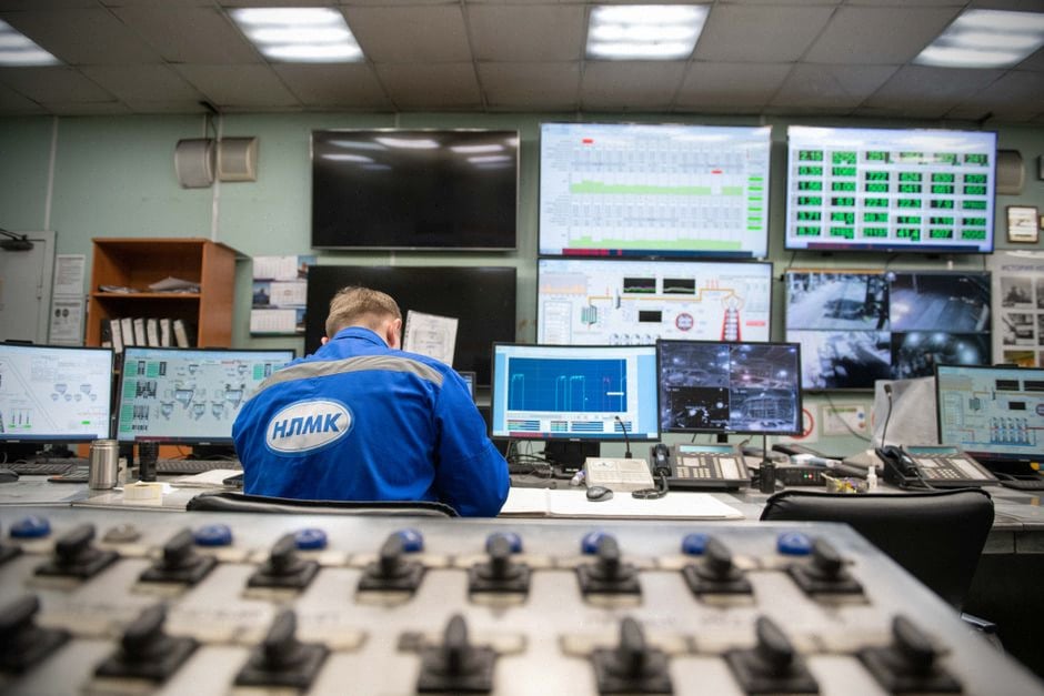 Salle de contrôle électrique surveillant la production nucléaire en période chaude