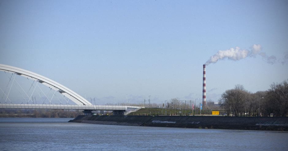 Niveau bas du Danube près des infrastructures énergétiques hongroises