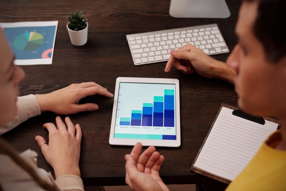 Équipe marketing analysant le coût des outils IA SEO spécialisés
