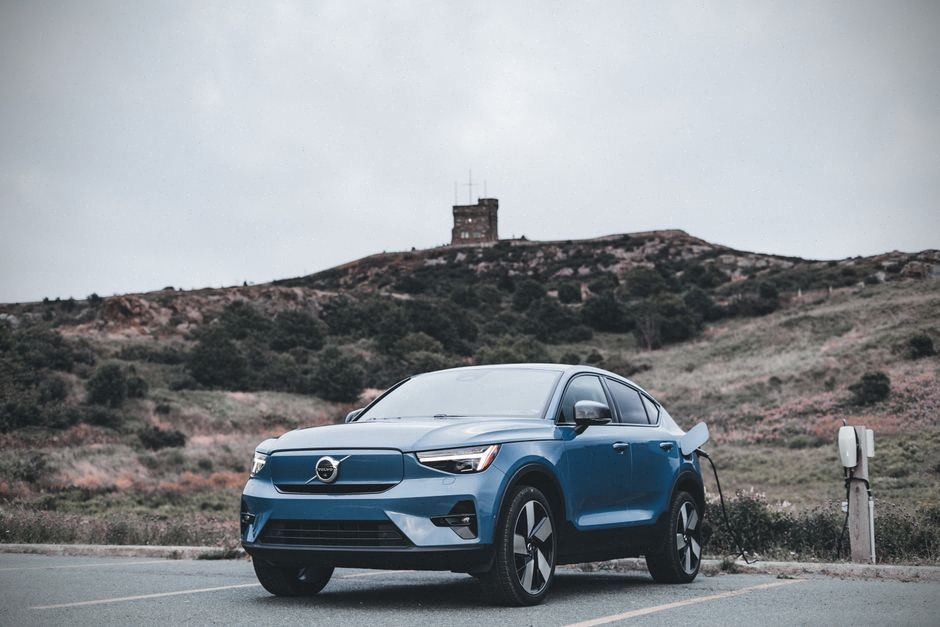 Station de recharge nord-américaine avec SUV électriques modernes