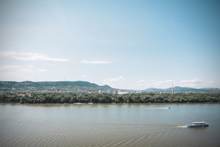 Danube très bas à Budapest pendant la canicule en Hongrie