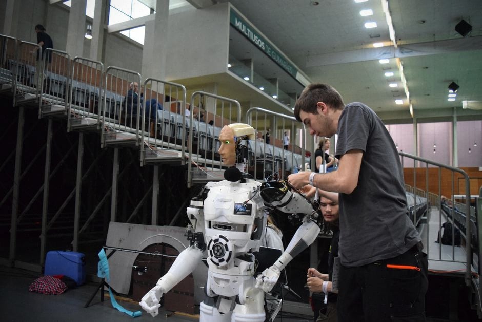 Ingénieurs européens testant des technologies d’intelligence artificielle de défense