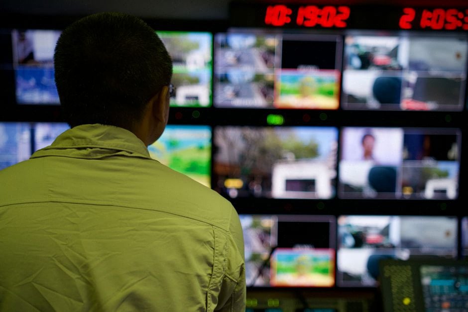 Centre de contrôle électrique chinois surveillant production solaire et charbon